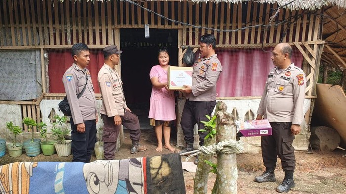 Polisi di Dumai serahkan bantuan ke warga di daerah terisolir. (DOk Polres Dumai)