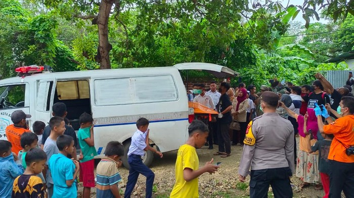 Polisi mengevakuasi penemuan mayat bersimbah darah di Baubau, Sultra.