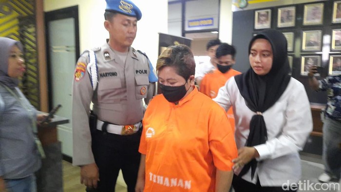 Polres Metro Bekasi menangkap dua muncikari penjual remaja open BO di Kota Bekasi. Kedua tersangka inisial D (17) dan Oma (52) dihadirkan dalam jumpa pers di Polres Metro Bekasi Kota, Senin (15/1/2024).