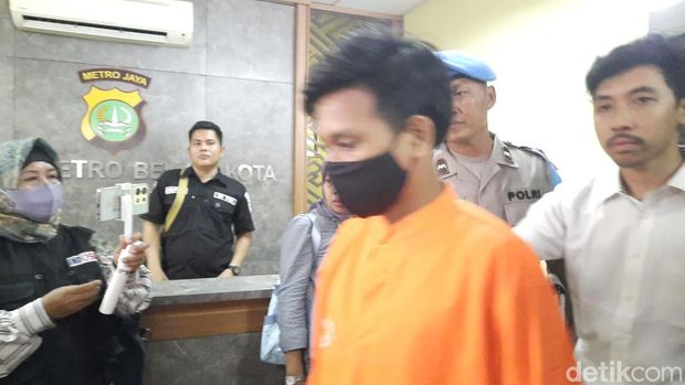 Tersangka D (17) berperan merekrut korban dan mencari pelanggan prostitusi.