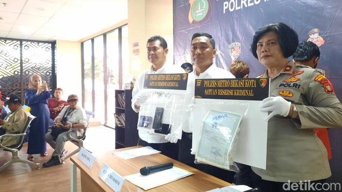 Polres Metro Bekasi menangkap dua muncikari penjual remaja open BO di Kota Bekasi.
