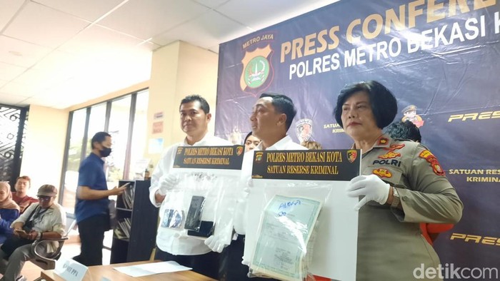 Polres Metro Bekasi menangkap dua muncikari penjual remaja open BO di Kota Bekasi.