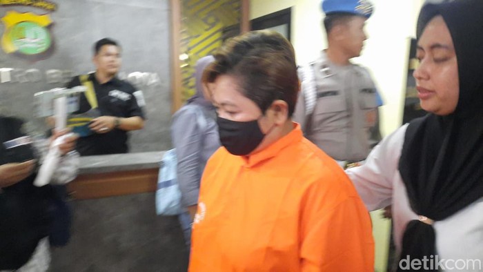 Polres Metro Bekasi menangkap dua muncikari penjual remaja open BO di Kota Bekasi. Kedua tersangka inisial D (17) dan Oma (52) dihadirkan dalam jumpa pers di Polres Metro Bekasi Kota, Senin (15/1/2024).