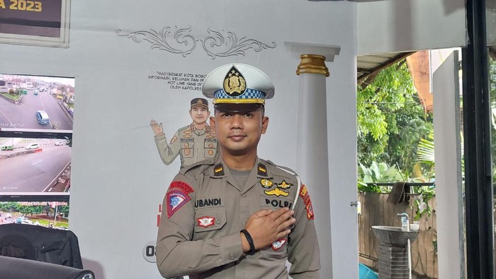 Polresta Bogor Kota memberikan penghargaan kepada Ipda Subandi yang melumpuhkan pria bergolok di Kota Bogor