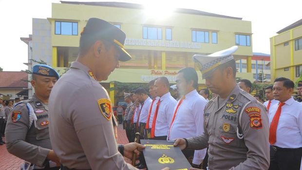 Polresta Bogor Kota memberikan penghargaan kepada Ipda Subandi yang melumpuhkan pria bergolok di Kota Bogor. (Foto: dok. Istimewa)