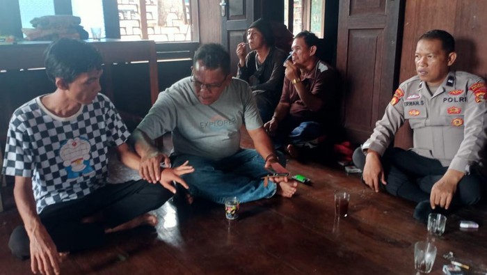 Polsek BTS Ulu memberikan bantuan trauma healing kepada Bambang korban banjir Kabupaten Mura.