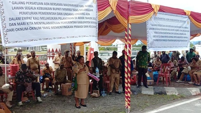 Potret ASN Pemkab Mimika demo hingga mogok kerja sebagai protes kebijakan rotasi Bupati Mimika Eltinus Omaleng. Dokumen Istimewa