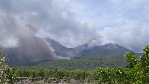 Potret pengamatan visual Gunung Lewotobi Laki-laki di Kabupaten Flores Timur, Nusa Tenggara Timur (NTT), Senin (15/1/2024). (Foto: Istimewa)
