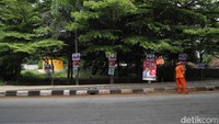 Perlu diketahui memasang poster dan baliho caleg di pohon merupakan pelanggaran. Karena dapat merusak habitat pohon itu dan merusak estetika.