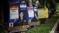 Di tiap pohon yang berjarak kurang dari 5 meter, mejeng sejumlah APK yang terpaku di batang pohon.