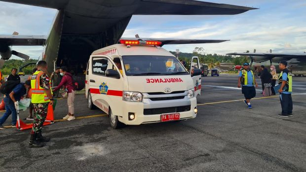 Pasien sehari dirawat di RSUD Biak Numfor, setelah itu dirujuk kembali ke RSUD Saiful Anwar Malang, Jatim. (dok Puspen TNI)