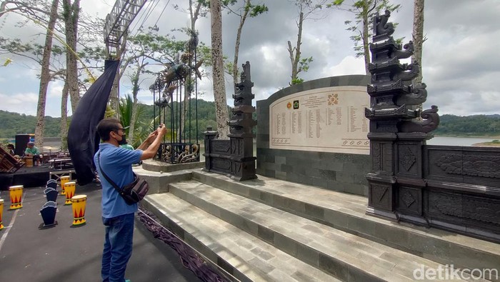 Wujud Prasasti Bedhol Deso yang ada di Waduk Sermo, Kulon Progo, Senin (15/1/2024).