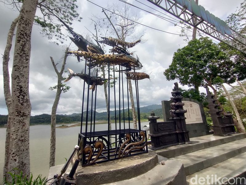 Wujud Prasasti Bedhol Deso yang ada di Waduk Sermo, Kulon Progo, Senin (15/1/2024).