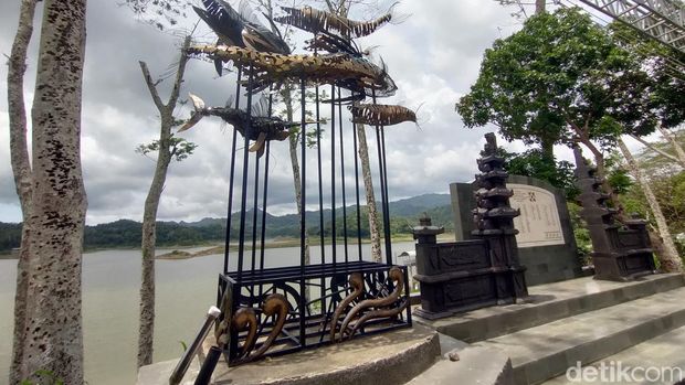 Wujud Prasasti Bedhol Deso yang ada di Waduk Sermo, Kulon Progo, Senin (15/1/2024).