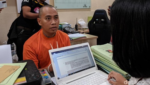 Pria berinsial AR yang menyebarkan foto bugil kekasihnya diperiksa di Polresta Mataram, Senin (15/1/2024). (Foto: Ahmad Viqi/detikBali)
