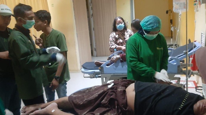 Pria Gresik yang dibacok tetangga masih dirawat di RS