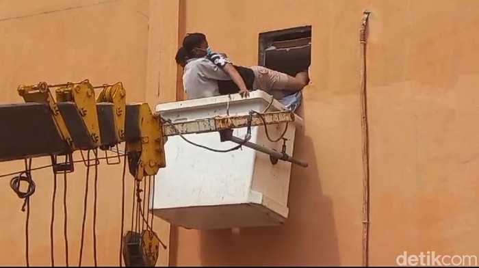 Proses evakuasi korban dalam peristiwa terbakarnya tempat hiburan New Orange Karaoke, Kota Tegal, Senin (15/1/2024) siang.