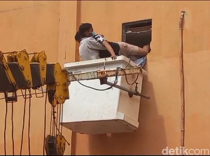 Proses evakuasi korban dalam peristiwa terbakarnya tempat hiburan New Orange Karaoke, Kota Tegal, Senin (15/1/2024) siang.