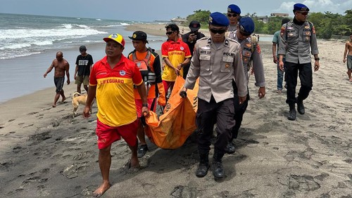 Proses evakuasi pria bernama Rofiki yang tenggelam di Pantai Berawa, Desa Tibubeneng, Kuta Utara, Badung, Bali, Senin (15/1/2024). (Foto: Istimewa)