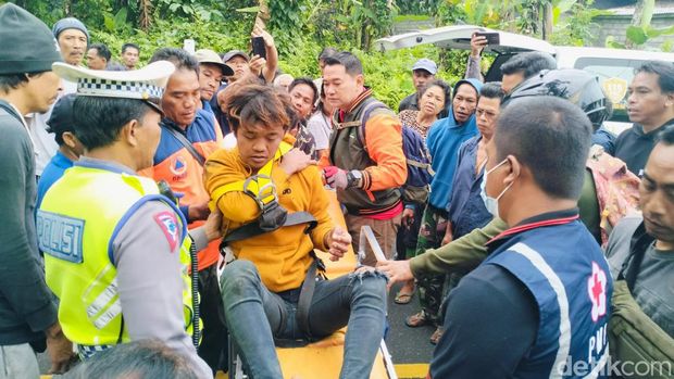 Proses evakuasi pria mabuk dari dalam jurang 20 meter di Gianyar, Bali.