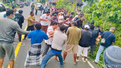 Proses evakuasi pria mabuk dari dalam jurang 20 meter di Gianyar, Bali.