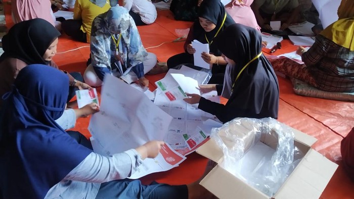 Proses pelipatan surat suara di KPU Banyuwangi.