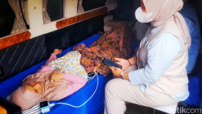 Proses pemeriksaan ibu hamil dengan TeleCTG, di rumah sehat keliling Cintawargi, Kabupaten Karawang