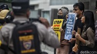 Aksi ini bersamaan dengan surat peringatan (somasi) yang ditujukan pe Pemerintah Jepang untuk menghentikan pembuangan limbah nuklir ke laut karena dinilai mengancam kesehatan, lingkungan hingga kualitas makanan laut yang dikonsumsi manusia.