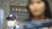 Peserta aksi juga mendesak pemerintah RI melakukan pelarangan impor hasil laut yang bersumber dari perairan Jepang ke Indonesia.