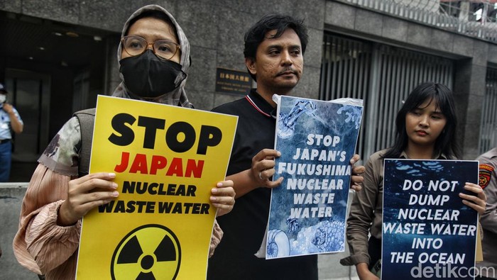 Protes Pembuangan Limbah Nuklir Fukushima ke Laut Protes Pembuangan Limbah Nuklir Fukushima ke Laut