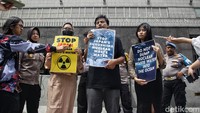 Peserta aksi yang tergabung dalam Tim Advokasi Masyarakat Perairan Anti Racun (Tim TAMPAR) melakukan protes pembuangan limbah nuklir ke laut oleh pemerintah Jepang saat aksi di depan Kedutaan Besar Jepang, Jakarta, Senin (15/1/2024).