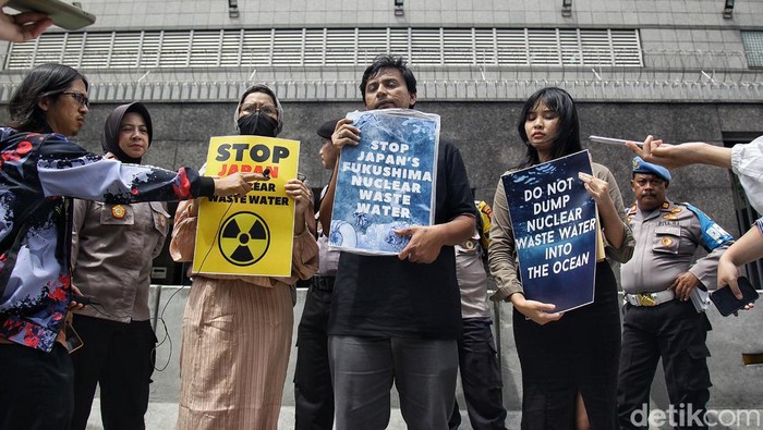 Protes Pembuangan Limbah Nuklir Fukushima ke Laut Protes Pembuangan Limbah Nuklir Fukushima ke Laut