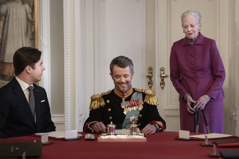 Raja Frederik X dan Ratu Mary Denmark Denmark's King Frederik X and Queen Mary wave to the crowd on the balcony, after the proclamation, at Christiansborg Palace, in Copenhagen, Sunday, Jan. 14, 2024. Denmark's prime minister proclaimed Frederik X as king after his mother Queen Margrethe II formally signed her abdication. Massive crowds turned out to rejoice in the throne passing from a beloved monarch to her popular son. (Mads Claus Rasmussen/Ritzau Scanpix via AP)