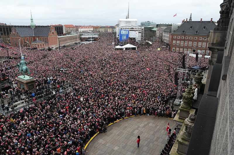 Raja Frederik X dan Ratu Mary Denmark Denmark's King Frederik X and Queen Mary wave to the crowd on the balcony, after the proclamation, at Christiansborg Palace, in Copenhagen, Sunday, Jan. 14, 2024. Denmark's prime minister proclaimed Frederik X as king after his mother Queen Margrethe II formally signed her abdication. Massive crowds turned out to rejoice in the throne passing from a beloved monarch to her popular son. (Mads Claus Rasmussen/Ritzau Scanpix via AP)