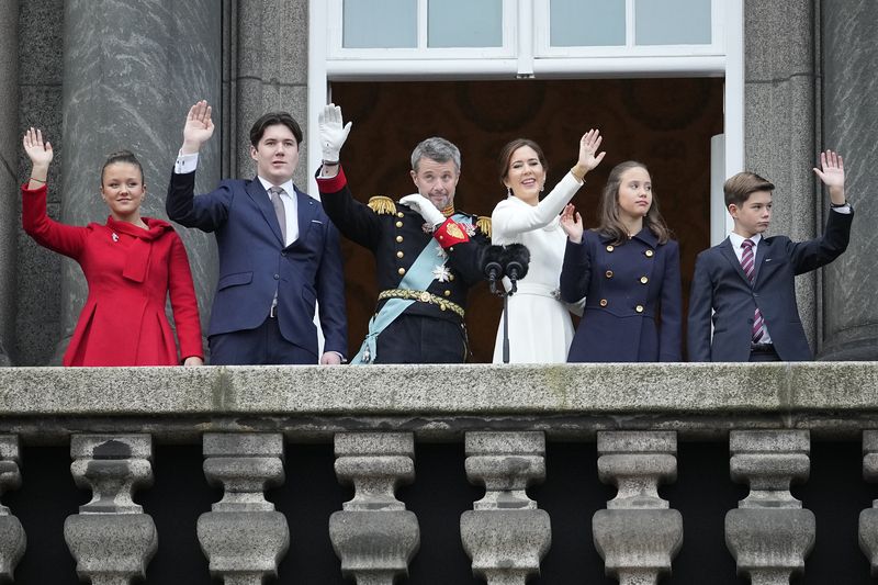 Raja Frederik X dan Ratu Mary Denmark Denmark's King Frederik X and Queen Mary wave to the crowd on the balcony, after the proclamation, at Christiansborg Palace, in Copenhagen, Sunday, Jan. 14, 2024. Denmark's prime minister proclaimed Frederik X as king after his mother Queen Margrethe II formally signed her abdication. Massive crowds turned out to rejoice in the throne passing from a beloved monarch to her popular son. (Mads Claus Rasmussen/Ritzau Scanpix via AP)