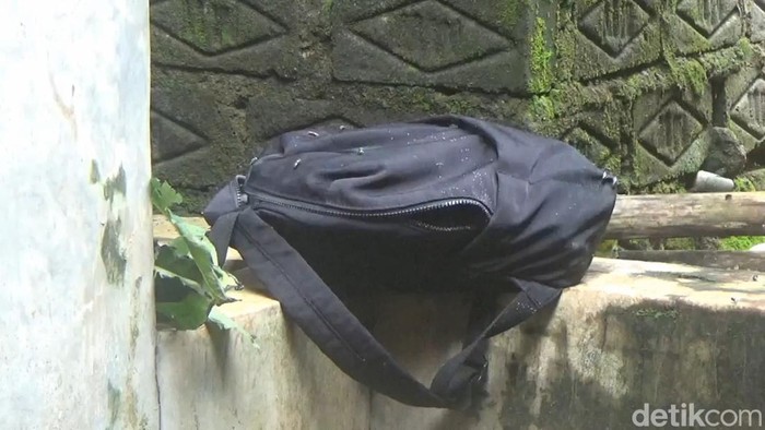 Ransel hitam berisi manyat bayi ditemukan di belakang rumah warga Purwakarta, Senin (15/1/2024).