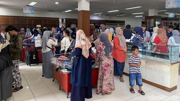 Ratusan warga yang mayoritas kalangan ibu-ibu menyerbu Toserba Tiara yang berlokasi di Kalan Ahmad Yani, Kota Sukabumi, Senin (15/1/2024).