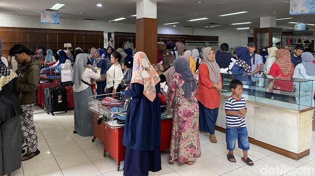 Ratusan warga yang mayoritas kalangan ibu-ibu menyerbu Toserba Tiara yang berlokasi di Kalan Ahmad Yani, Kota Sukabumi, Senin (15/1/2024).