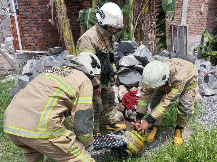 Regu 3 Damkar Klaten memadamkan api dari tabung gas di Desa Ketandan, Kecamatan Klaten Utara, Kabupaten Klaten, Senin (15/1/2024) siang.