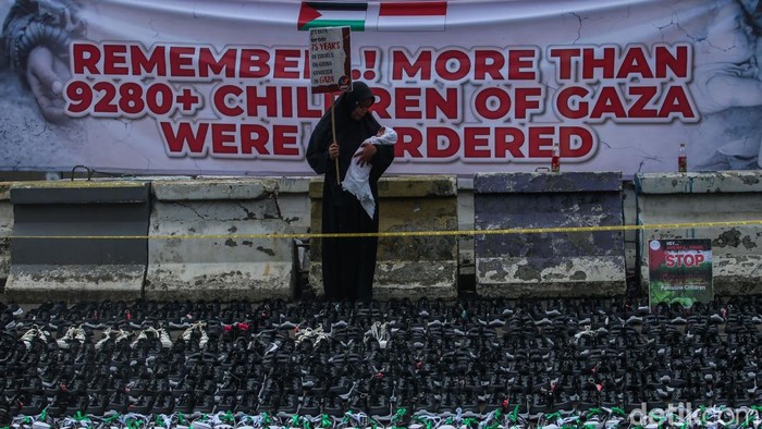 Ribuan Sepatu Anak Mejeng di Depan Kedubes AS, Ada Apa? Ribuan Sepatu Anak Mejeng di Depan Kedubes AS, Ada Apa?