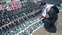 Ribuan sepatu diletakkan di depan Kedubes AS, Jakarta, Senin (15/1/2024).