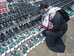 Ribuan Sepatu Anak Mejeng di Depan Kedubes AS, Ada Apa?