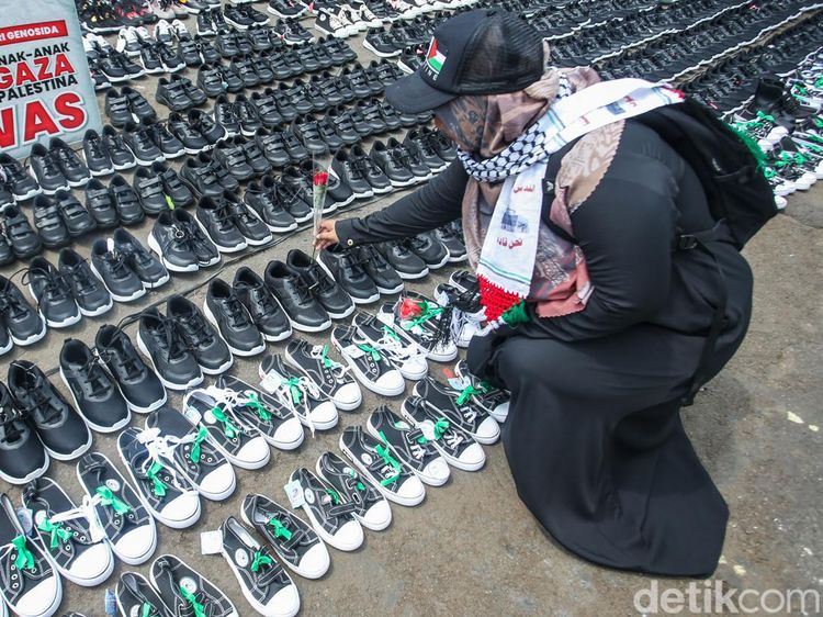 Ribuan Sepatu Anak Mejeng di Depan Kedubes AS, Ada Apa?