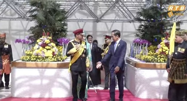 Sejumlah tokoh penting dari berbagai negara tampak hadir di acara spesial Pangeran Abdul Mateen tersebut. Salah satu yang tampak hadir ialah Presiden RI, Joko Widodo. Terlihat area penyambutan sudah didekorasi sedemikian rupa dengan aneka bunga cantik dengan beragam warna. Foto: YouTube/rtbnews
