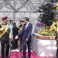 Sejumlah tokoh penting dari berbagai negara tampak hadir di acara spesial Pangeran Abdul Mateen tersebut. Salah satu yang tampak hadir ialah Presiden RI, Joko Widodo. Terlihat area penyambutan sudah didekorasi sedemikian rupa dengan aneka bunga cantik dengan beragam warna. Foto: YouTube/rtbnews