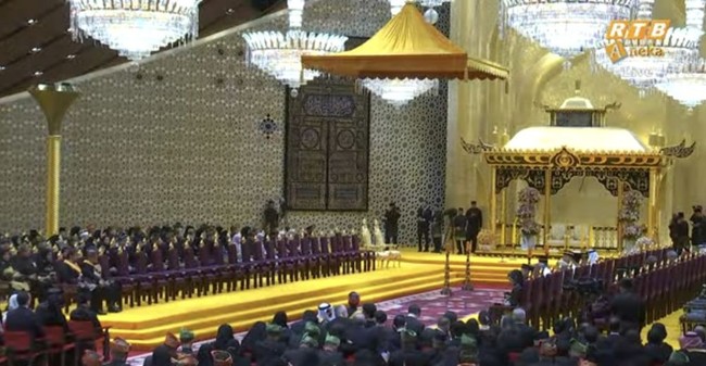 Sementara lokasi inti acara terlihat begitu luas dan megah dengan didominasi warna gold. Lokasi tersebut juga dipenuhi dengan bangku-bangku tempat duduk bagi para tamu undangan yang hadir. Foto: YouTube/rtbnews