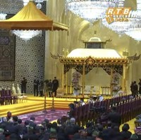 Sementara lokasi inti acara terlihat begitu luas dan megah dengan didominasi warna gold. Lokasi tersebut juga dipenuhi dengan bangku-bangku tempat duduk bagi para tamu undangan yang hadir. Foto: YouTube/rtbnews
