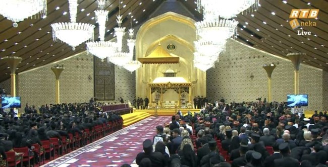 Dekorasi semakin terlihat mewah dan megah dengan adanya lampu-lampu gantung yang menghiasi ruangan. Tak hanya satu, beberapa lampu gantung tersebut tampak berjejer tergantung di langit-langit ruangan. Foto: YouTube/rtbnews