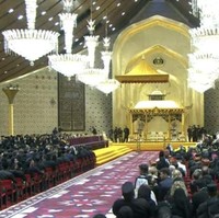 Dekorasi semakin terlihat mewah dan megah dengan adanya lampu-lampu gantung yang menghiasi ruangan. Tak hanya satu, beberapa lampu gantung tersebut tampak berjejer tergantung di langit-langit ruangan. Foto: YouTube/rtbnews