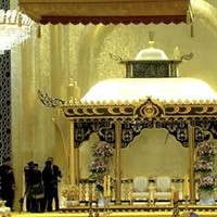 Pelaminan Pangeran Mateen dan Anisha dipayungi dengan kubah bermotif ukiran tradisional khas Brunei Darussalam. Pelaminannya itu tampak mewah dan elegan dengan warna putih, hitam, dan gold. Foto: YouTube/rtbnews